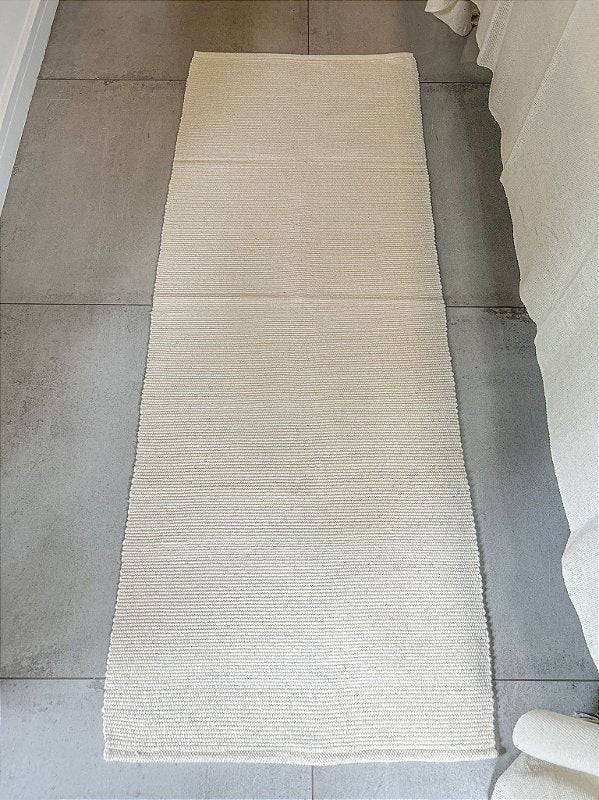 Tapete passadeira de linha liso cru 50 x 150 cm