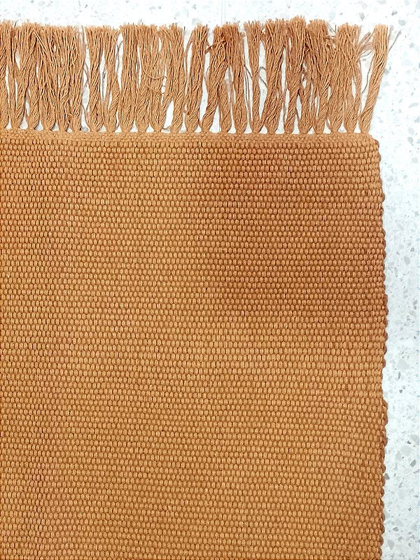 Tapetinho de linha liso com franja caramelo 50 x 80 cm