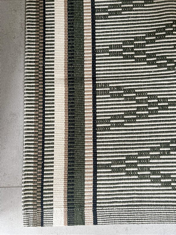 Tapete Curadoria Médio Tribo verde musgo 77 x 140 cm