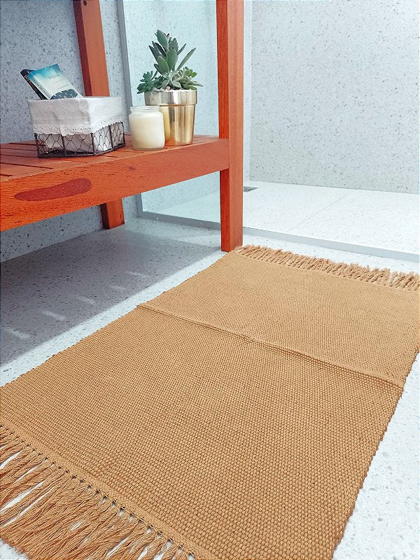 Tapetinho de linha liso com franja caramelo 50 x 80 cm