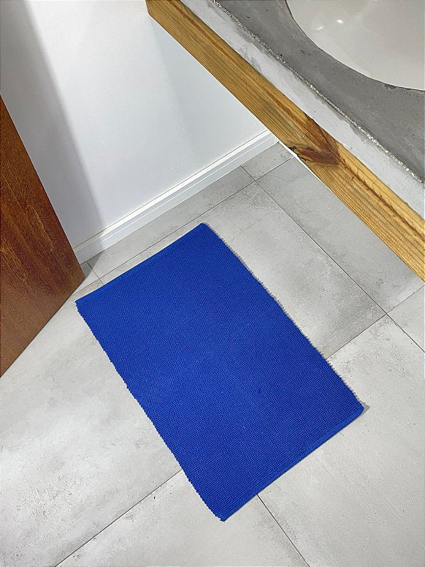 Tapetinho de linha liso azul 50 x 80 cm