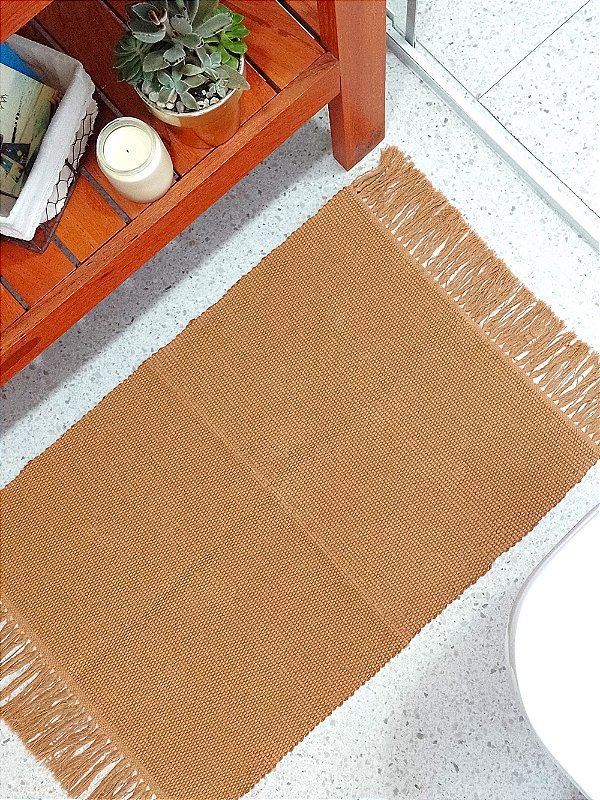 Tapetinho de linha liso com franja caramelo 50 x 80 cm