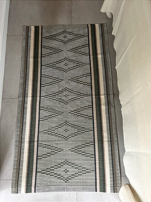 Tapete Curadoria Médio Tribo verde musgo 77 x 140 cm