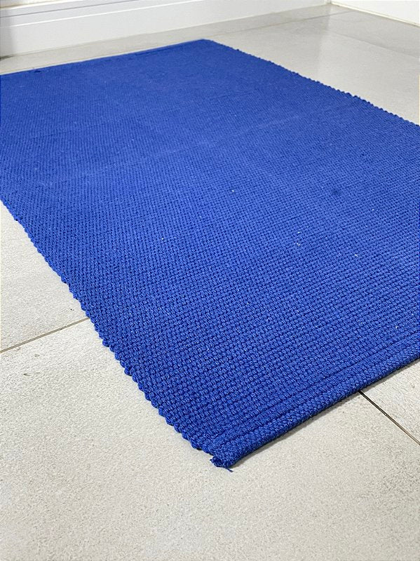 Tapetinho de linha liso azul 50 x 80 cm