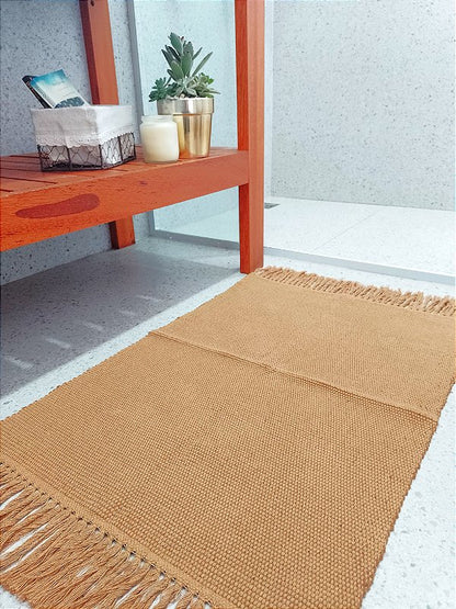 Tapetinho de linha liso com franja caramelo 50 x 80 cm