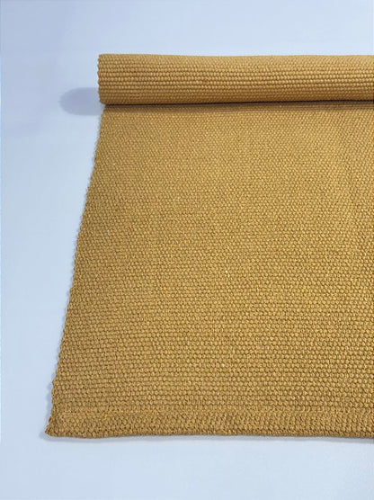 Tapetinho de linha liso mostarda 50 x 80 cm