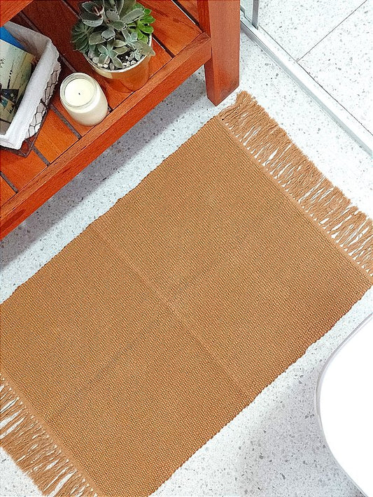 Tapetinho de linha liso com franja caramelo 50 x 80 cm